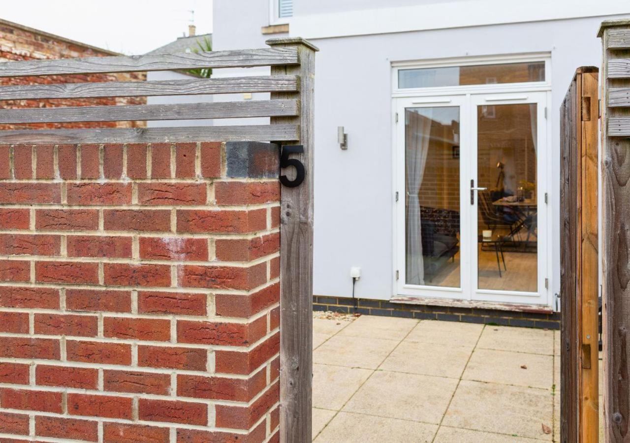 Stunning 2 Bed With Private Patio And Free Parking * Cheltenham
