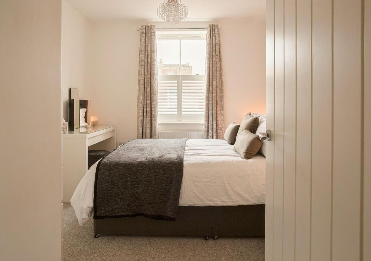 Stunning 2 Bed With Private Patio And Free Parking Holiday home *