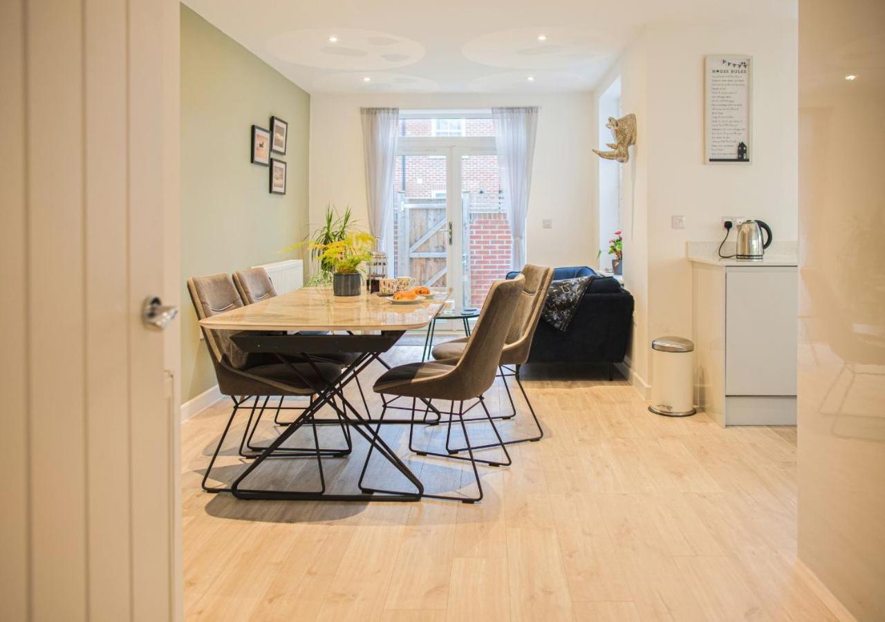 Holiday home Stunning 2 Bed With Private Patio And Free Parking