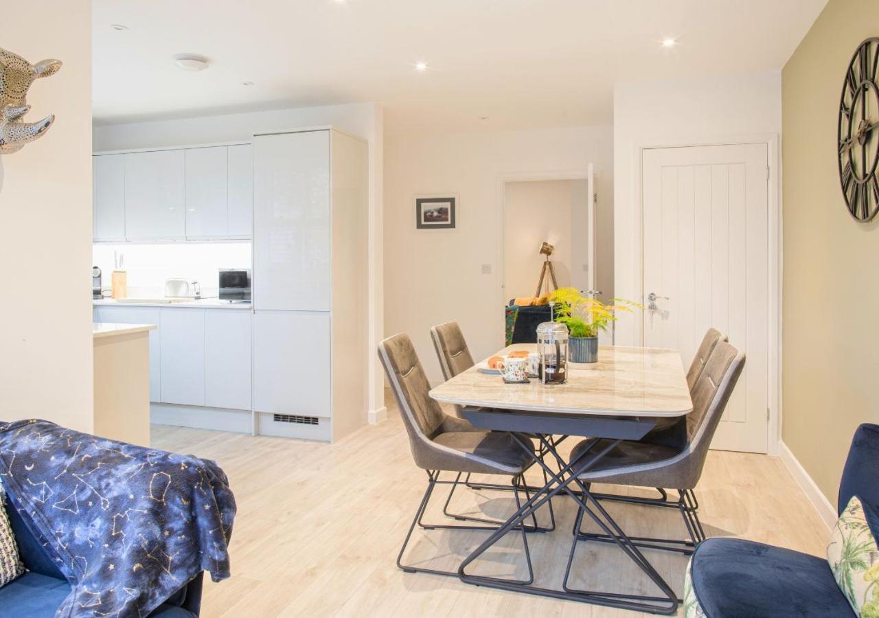 Stunning 2 Bed With Private Patio And Free Parking Holiday home *