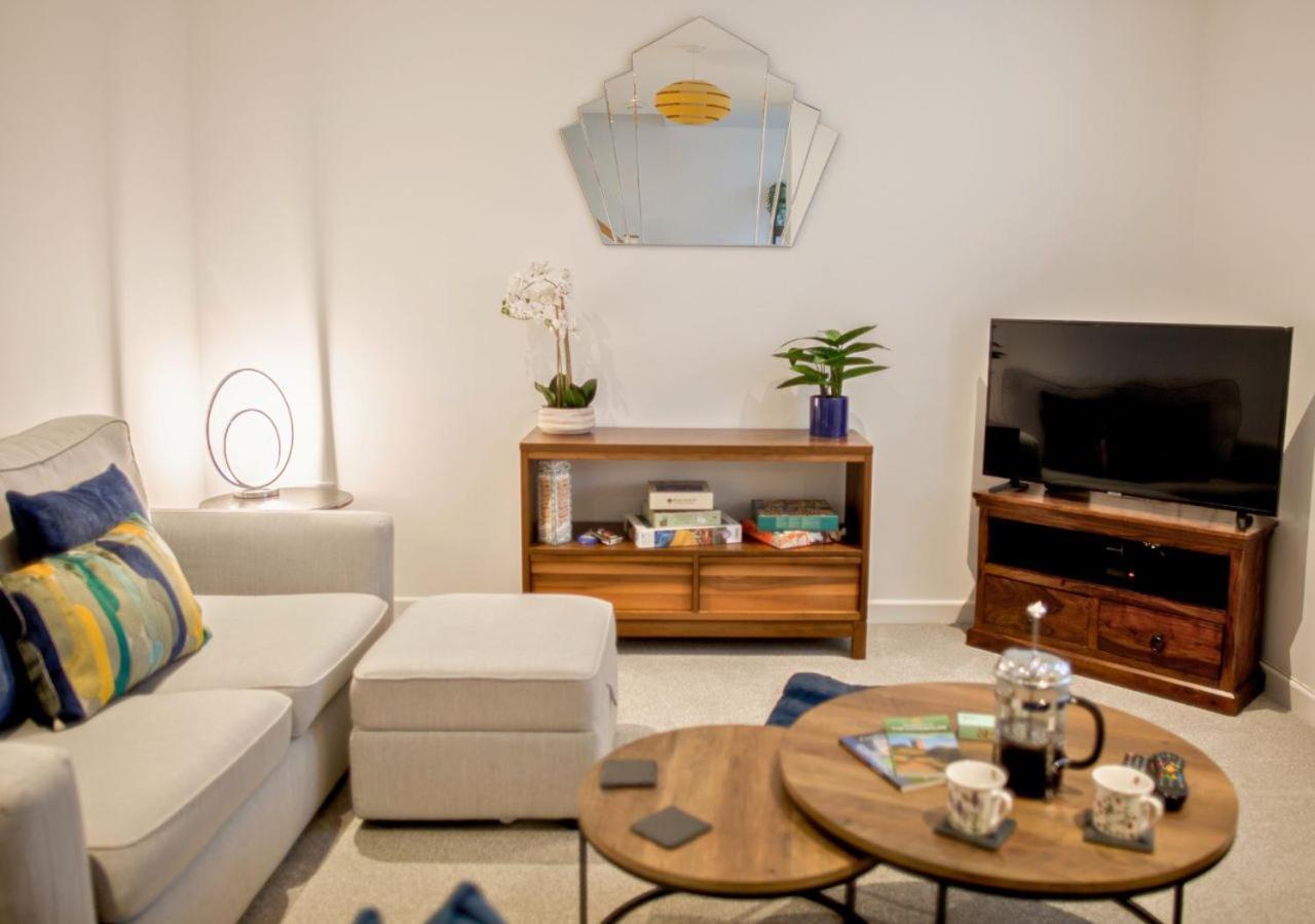 Holiday home Stunning 2 Bed With Private Patio And Free Parking *
