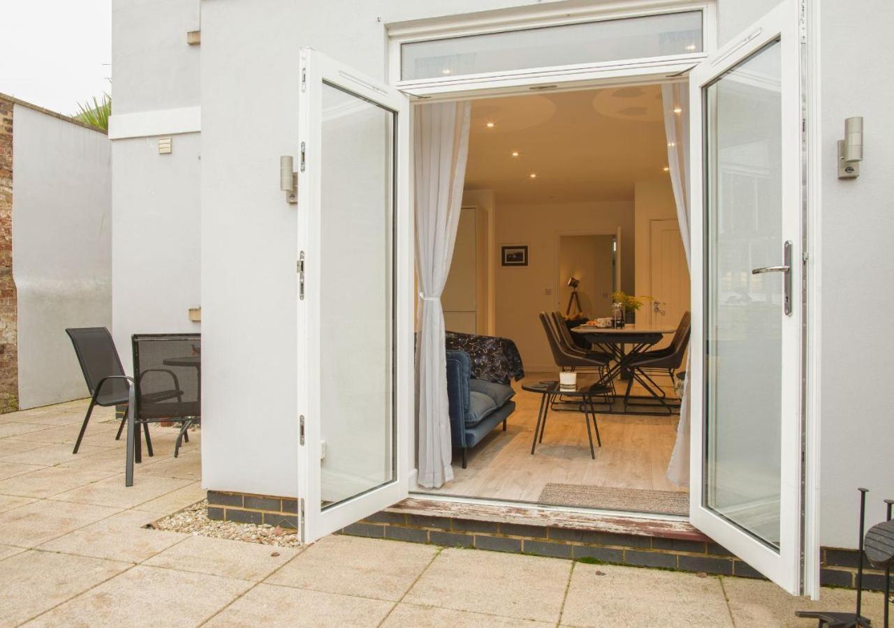 Stunning 2 Bed With Private Patio And Free Parking Holiday home Cheltenham