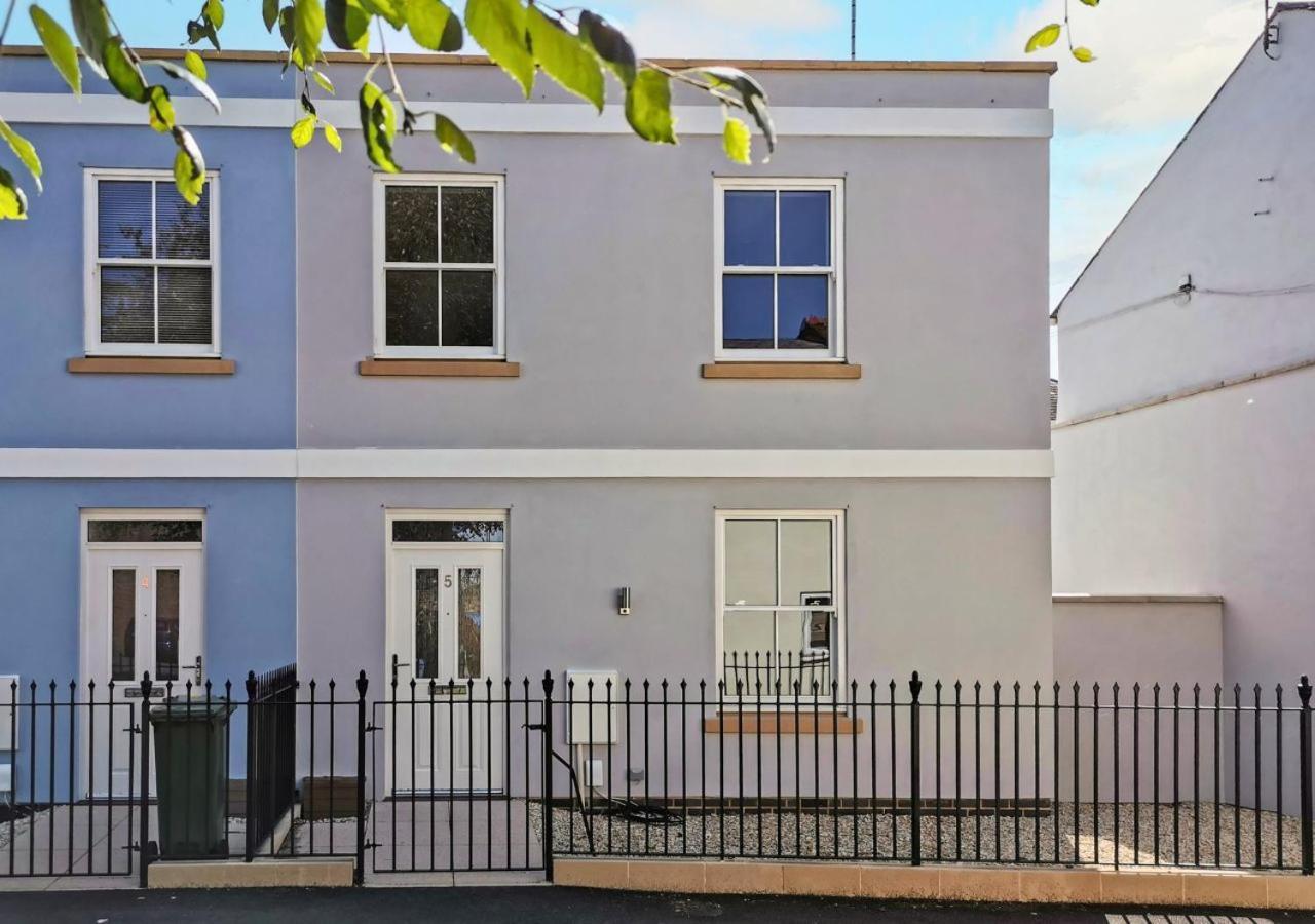 Holiday home Stunning 2 Bed With Private Patio And Free Parking Cheltenham