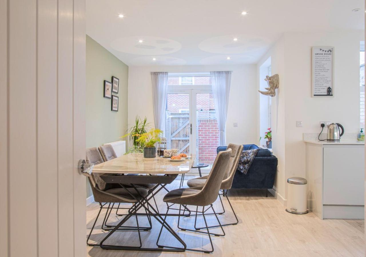 Stunning 2 Bed With Private Patio And Free Parking *