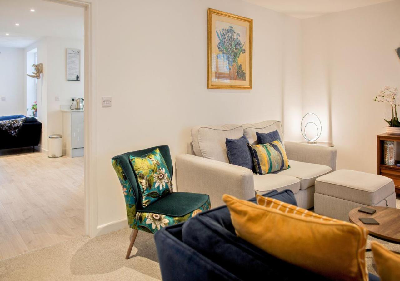 Stunning 2 Bed With Private Patio And Free Parking Cheltenham
