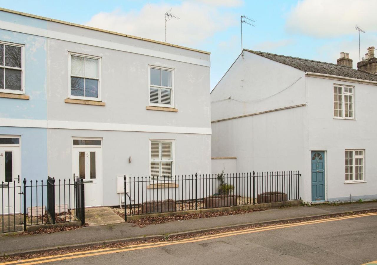 Stunning 2 Bed With Private Patio And Free Parking * Cheltenham