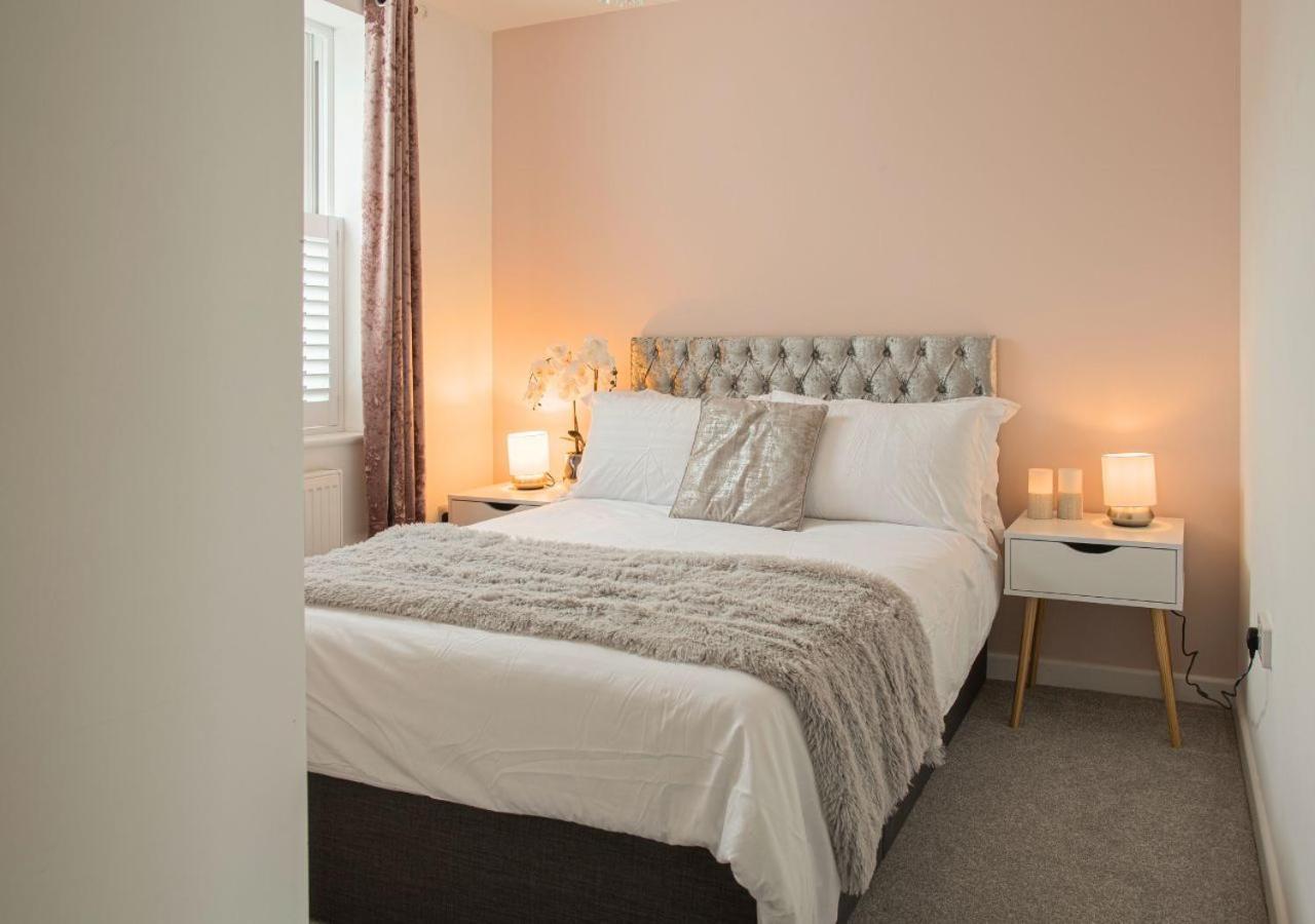 Stunning 2 Bed With Private Patio And Free Parking