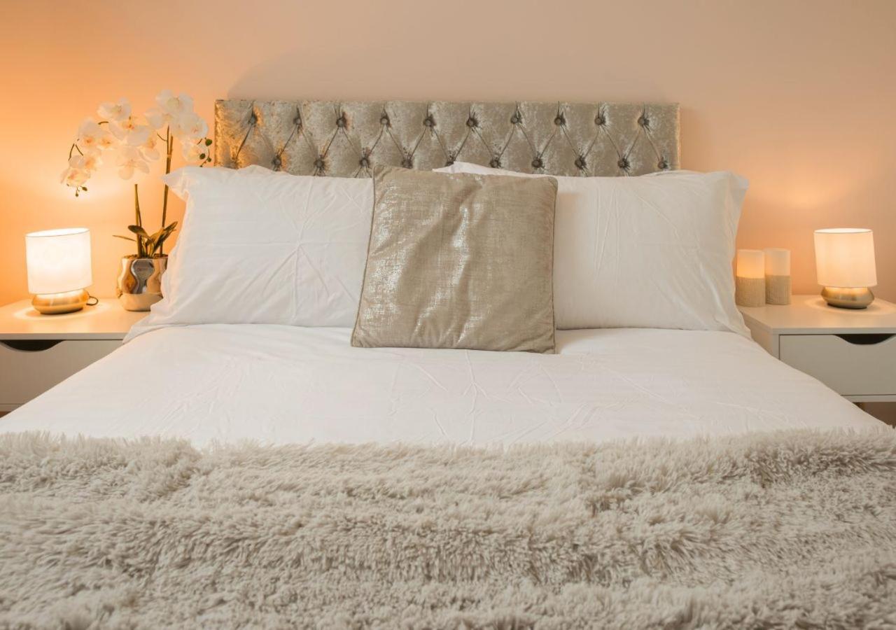 Stunning 2 Bed With Private Patio And Free Parking Holiday home *