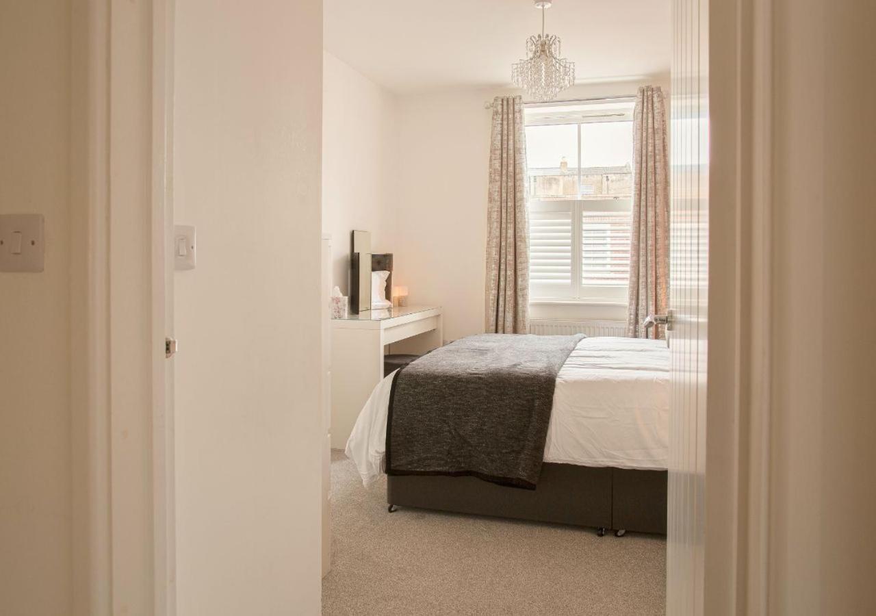 Holiday home Stunning 2 Bed With Private Patio And Free Parking *