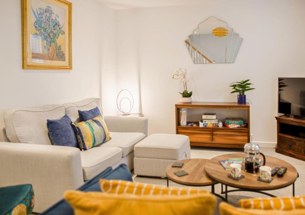 Holiday home Stunning 2 Bed With Private Patio And Free Parking Cheltenham