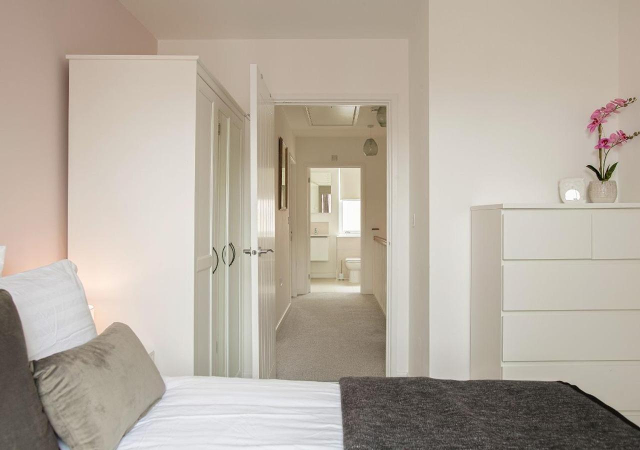 Stunning 2 Bed With Private Patio And Free Parking *