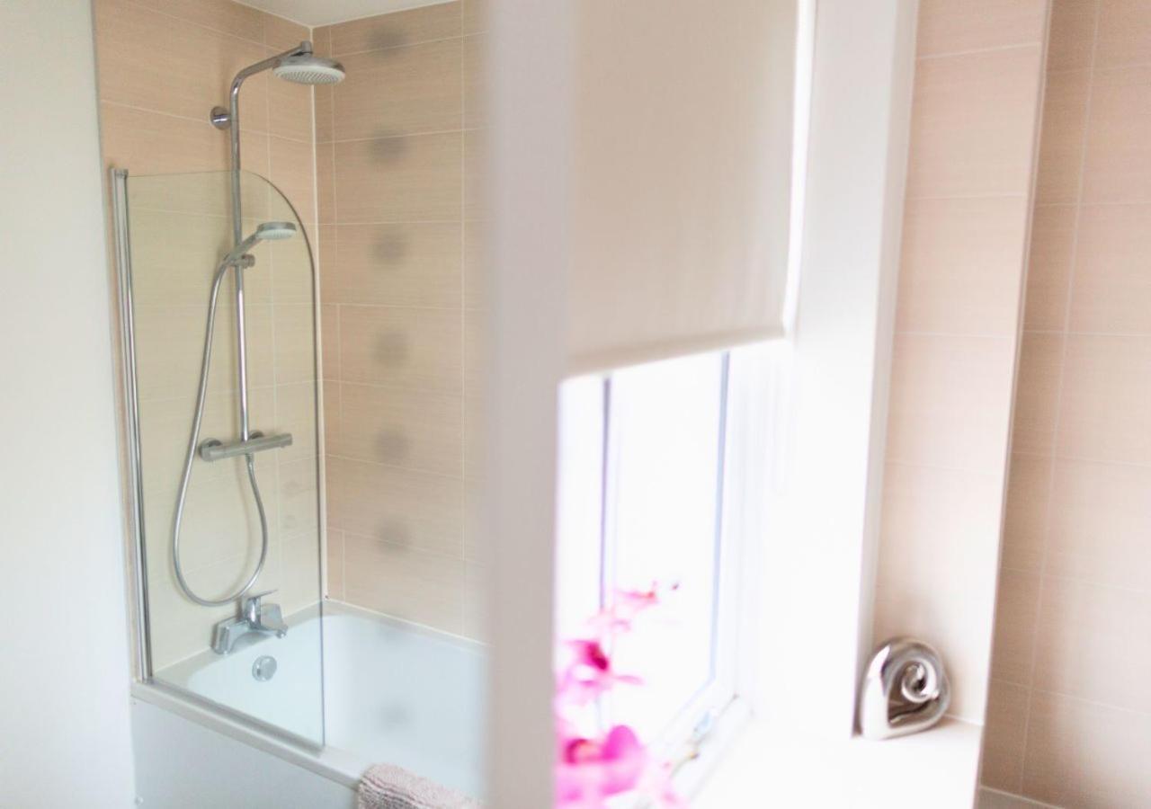 Stunning 2 Bed With Private Patio And Free Parking Cheltenham