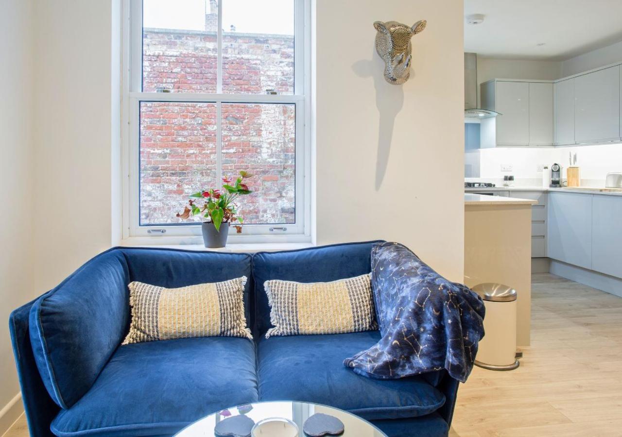 Stunning 2 Bed With Private Patio And Free Parking * Cheltenham