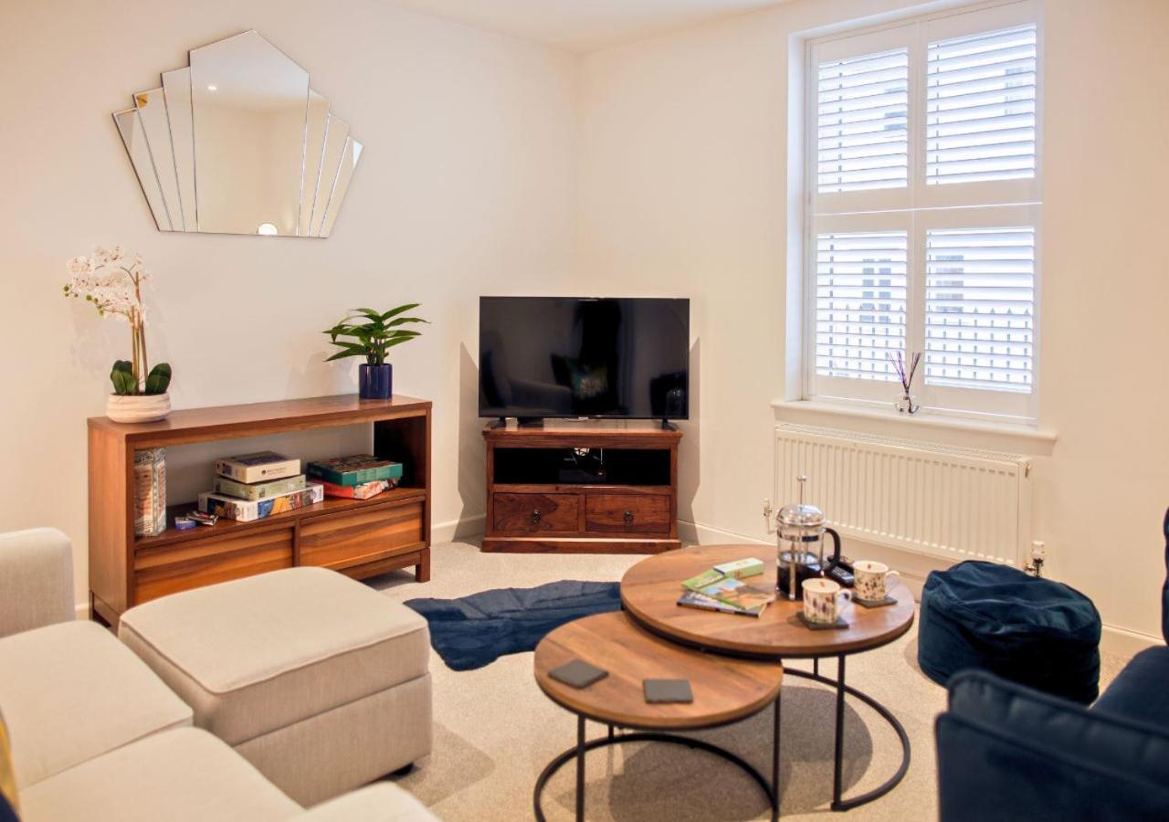 Stunning 2 Bed With Private Patio And Free Parking Holiday home