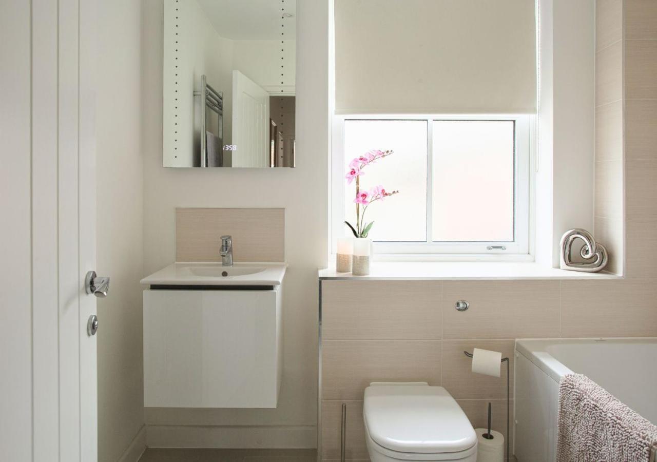 Holiday home Stunning 2 Bed With Private Patio And Free Parking