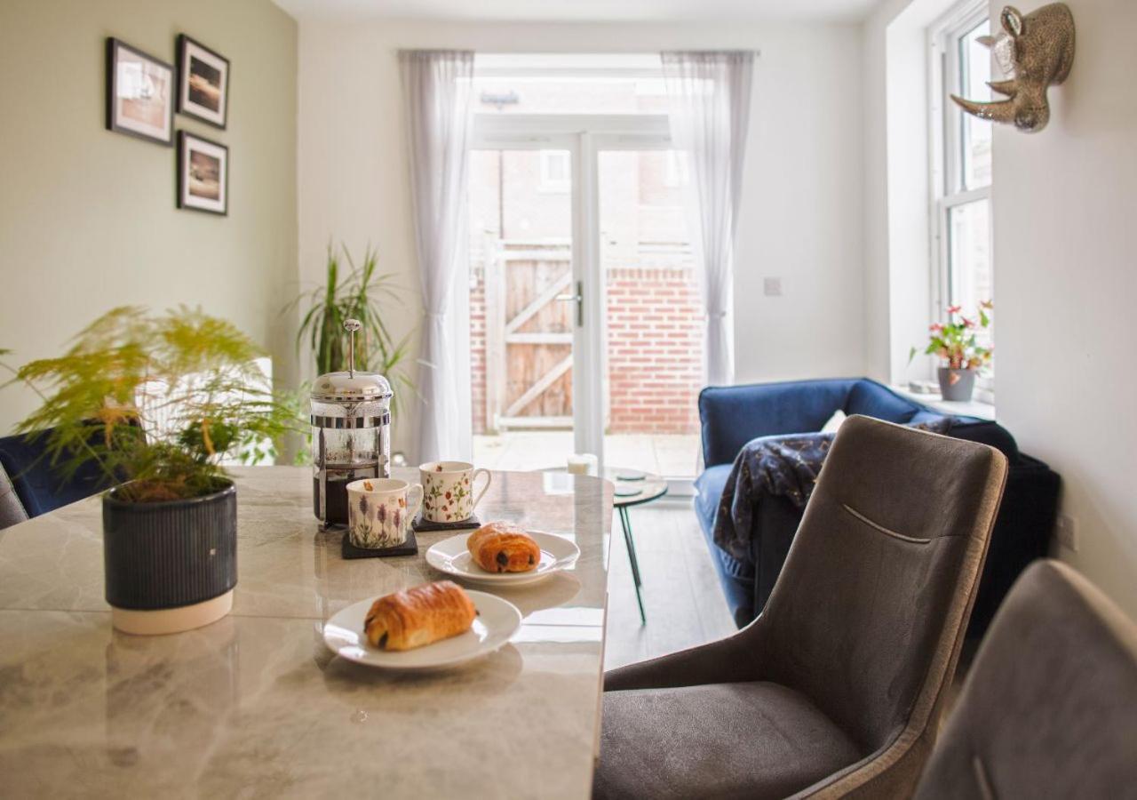 Stunning 2 Bed With Private Patio And Free Parking Holiday home *