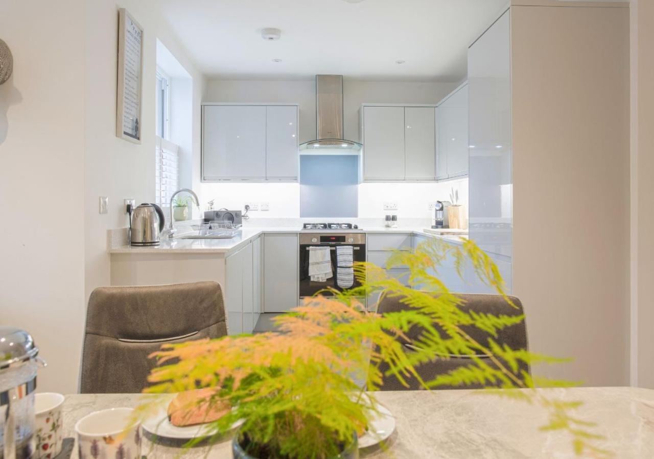 Holiday home Stunning 2 Bed With Private Patio And Free Parking *