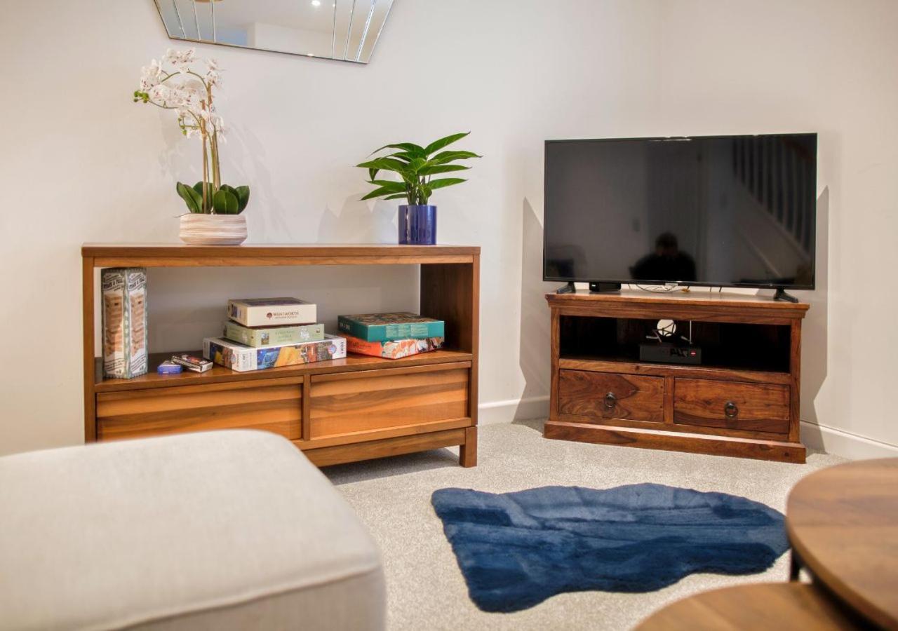 Stunning 2 Bed With Private Patio And Free Parking Holiday home Cheltenham