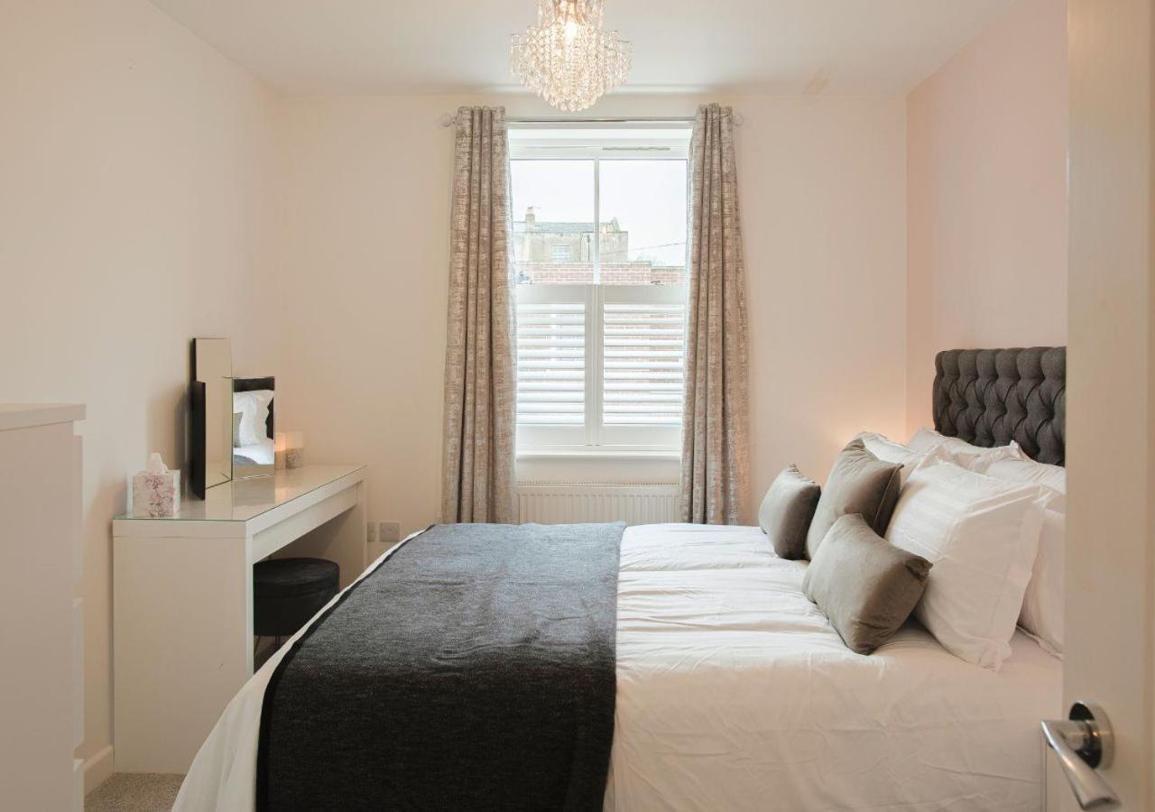 Stunning 2 Bed With Private Patio And Free Parking *