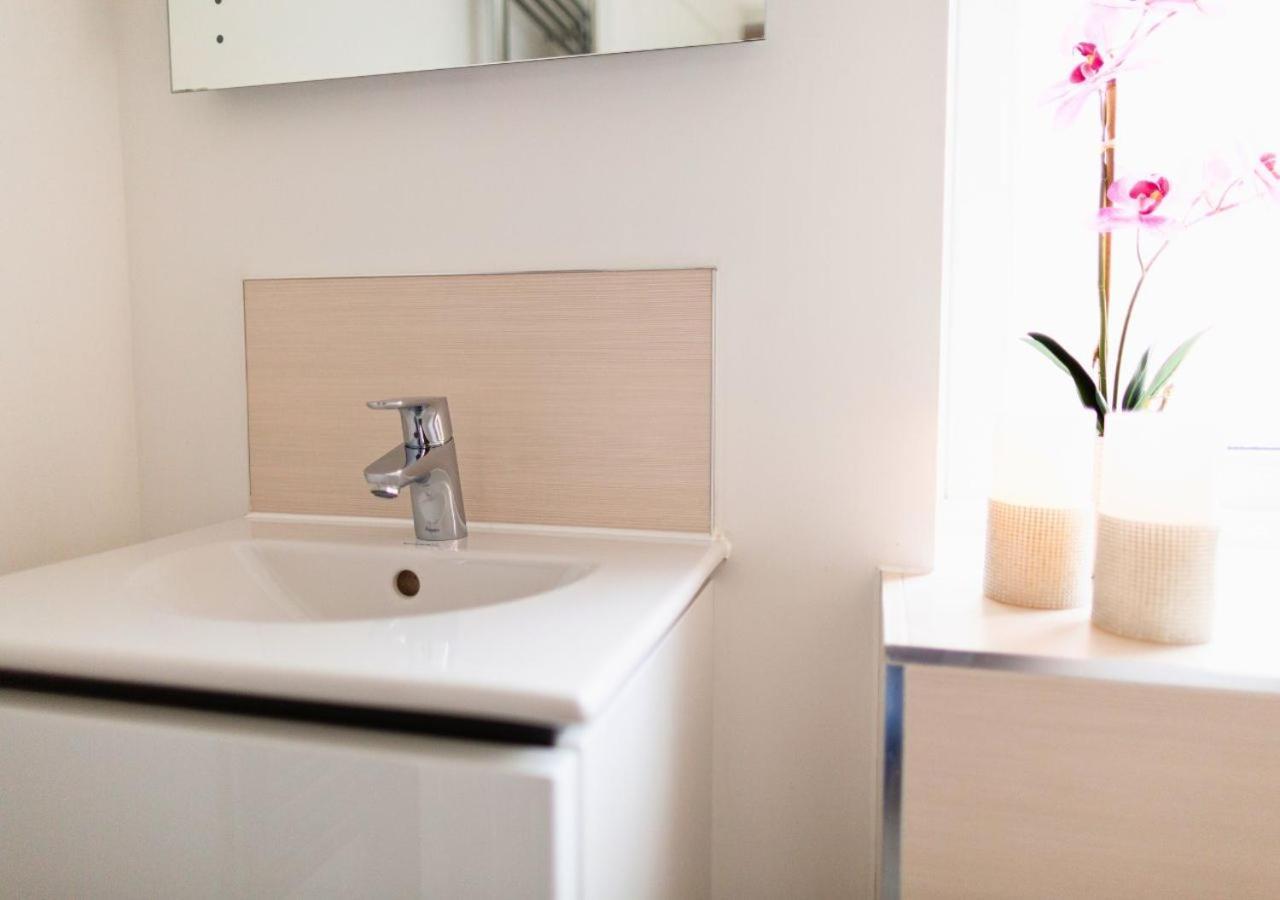Stunning 2 Bed With Private Patio And Free Parking Cheltenham