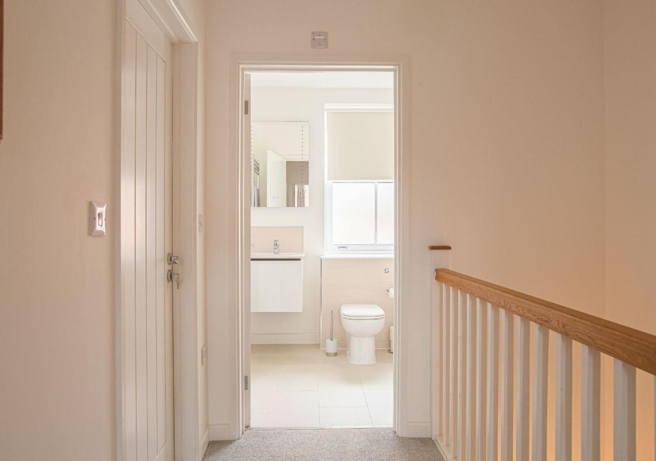Stunning 2 Bed With Private Patio And Free Parking * Cheltenham