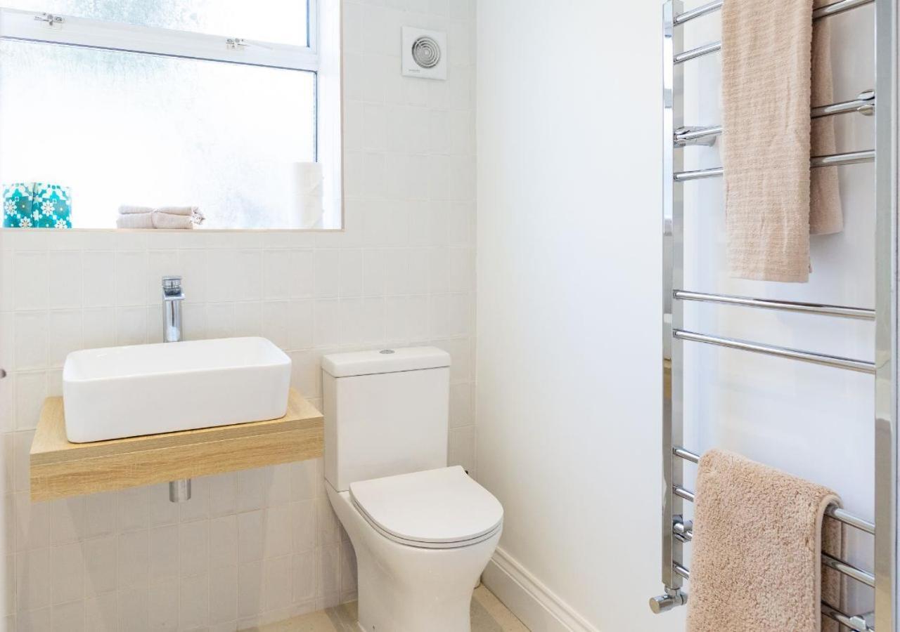 Holiday home Bright & Airy 2bd - 10 Mins Walk To Chelt Centre! Cheltenham