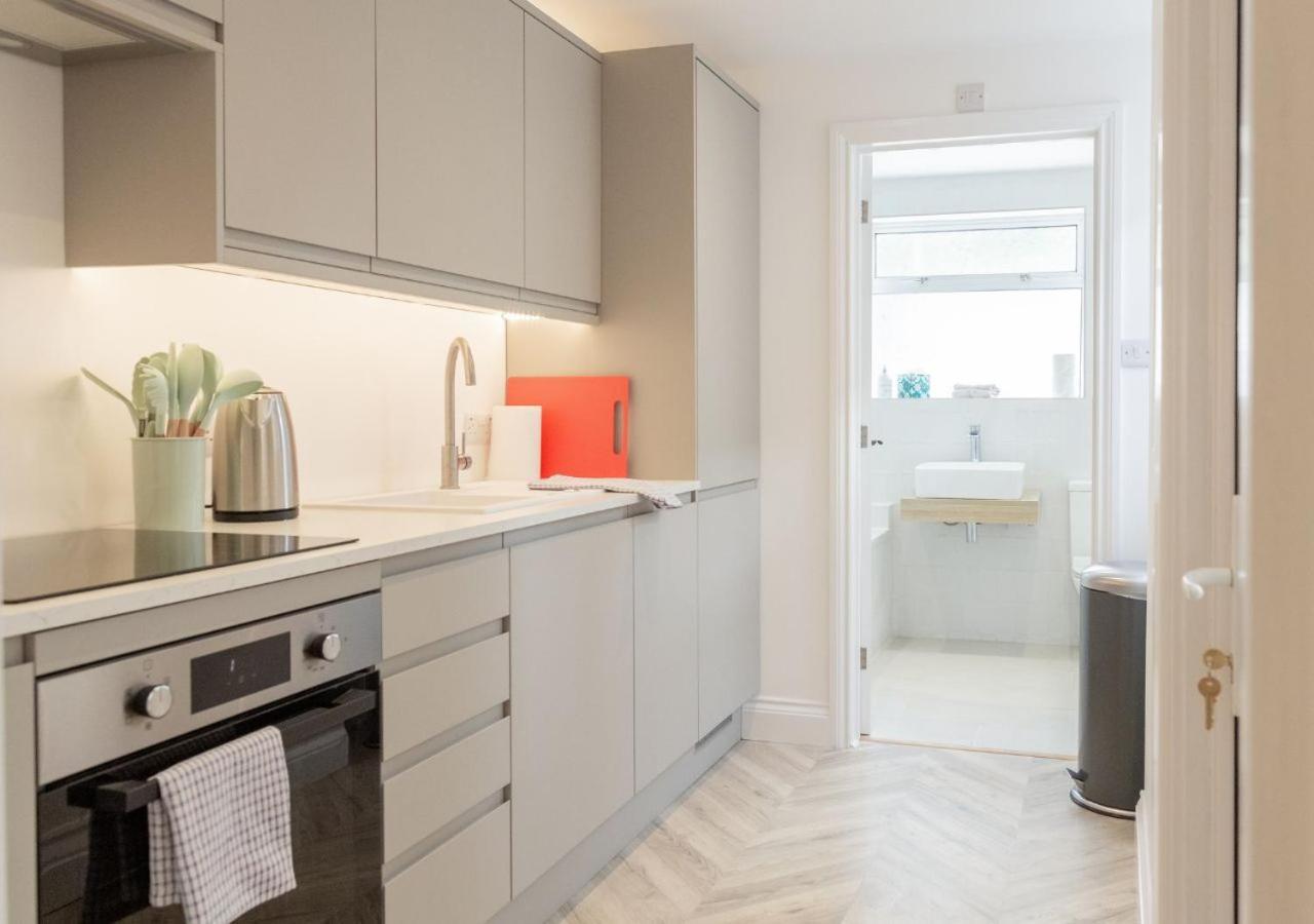 Bright & Airy 2bd - 10 Mins Walk To Chelt Centre! *