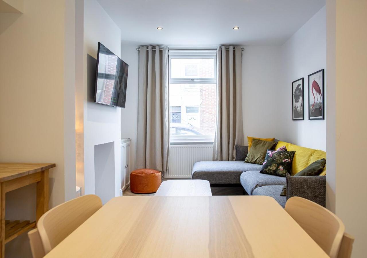 Bright & Airy 2bd - 10 Mins Walk To Chelt Centre! Holiday home *