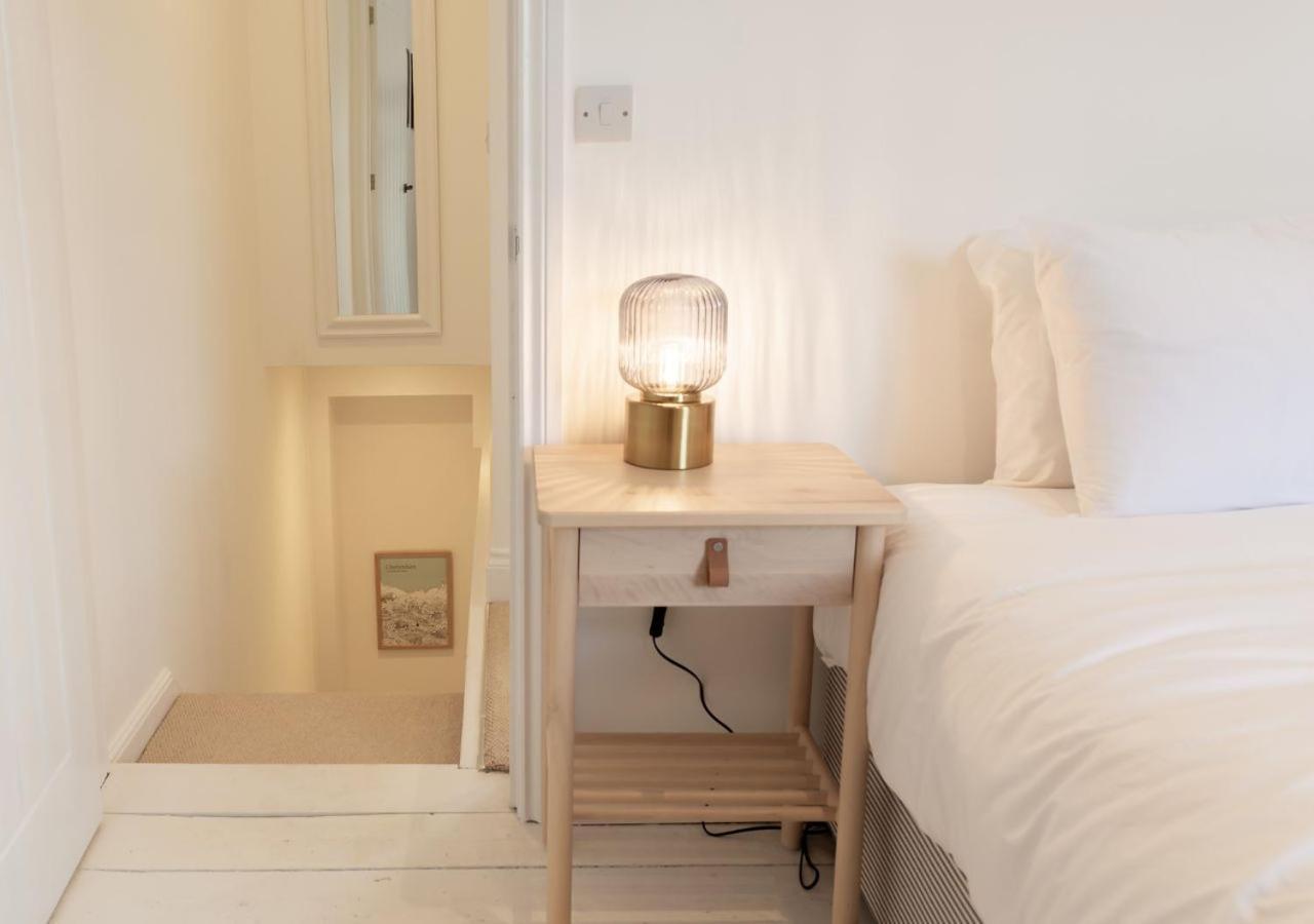 Bright & Airy 2bd - 10 Mins Walk To Chelt Centre! Holiday home