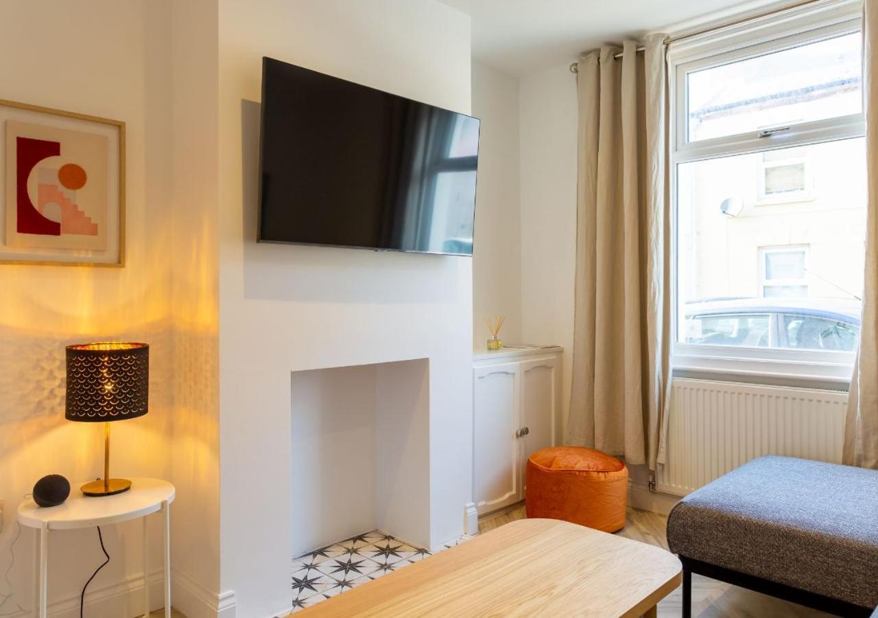 Bright & Airy 2bd - 10 Mins Walk To Chelt Centre! Holiday home Cheltenham