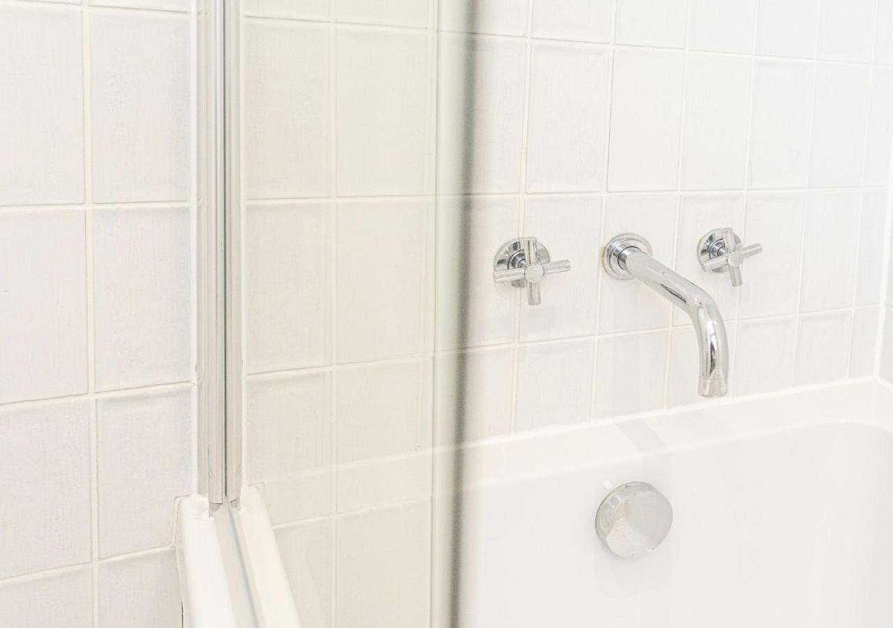 Bright & Airy 2bd - 10 Mins Walk To Chelt Centre! *