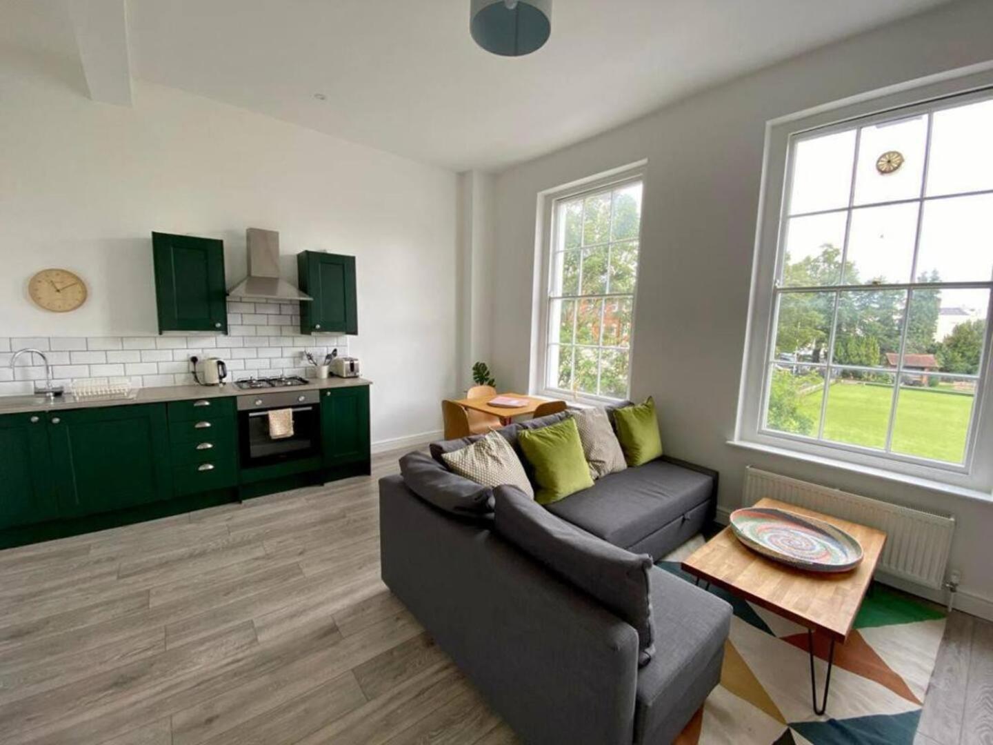 Apartment Explore The Cotswolds, Modern, Parking, Cheltenham
