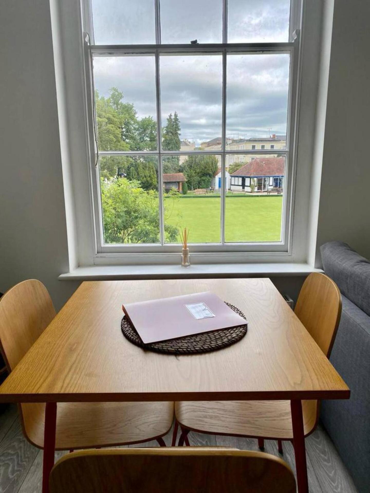 Apartment Explore The Cotswolds, Modern, Parking, Cheltenham