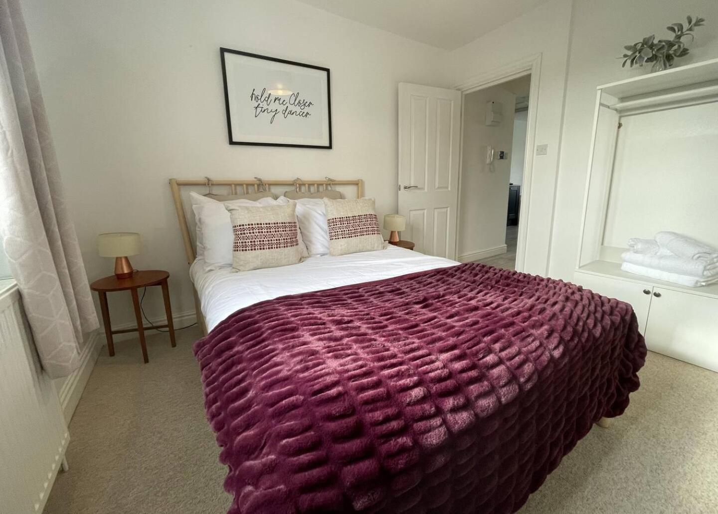 Fabulous Apartment! Spacious, Parking Apartment *