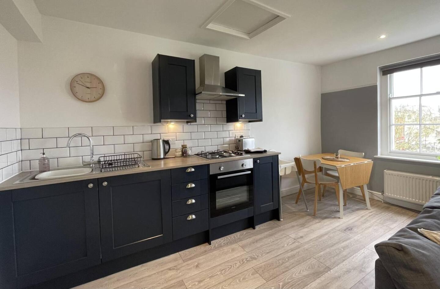 Fabulous Apartment! Spacious, Parking Cheltenham