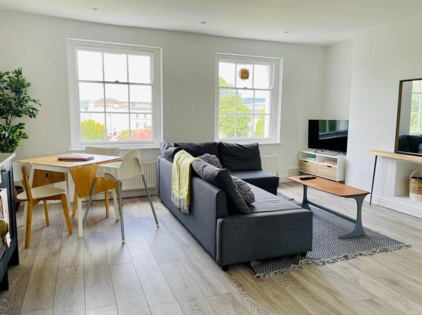 Fabulous Apartment! Spacious, Parking * Cheltenham