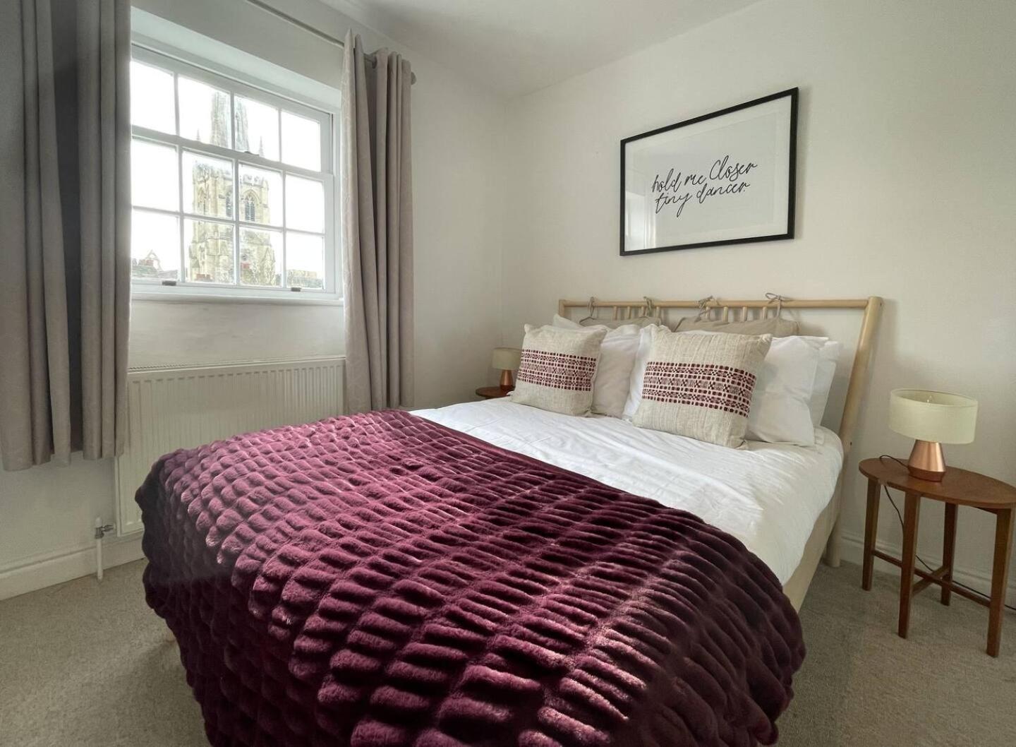 Fabulous Apartment! Spacious, Parking * Cheltenham