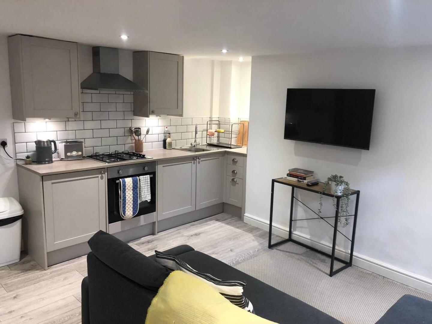Apartment Contractor, Central, Parking, Longstay