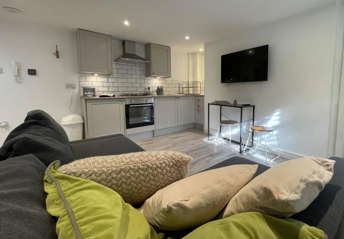 Contractor, Central, Parking, Longstay Apartment Cheltenham