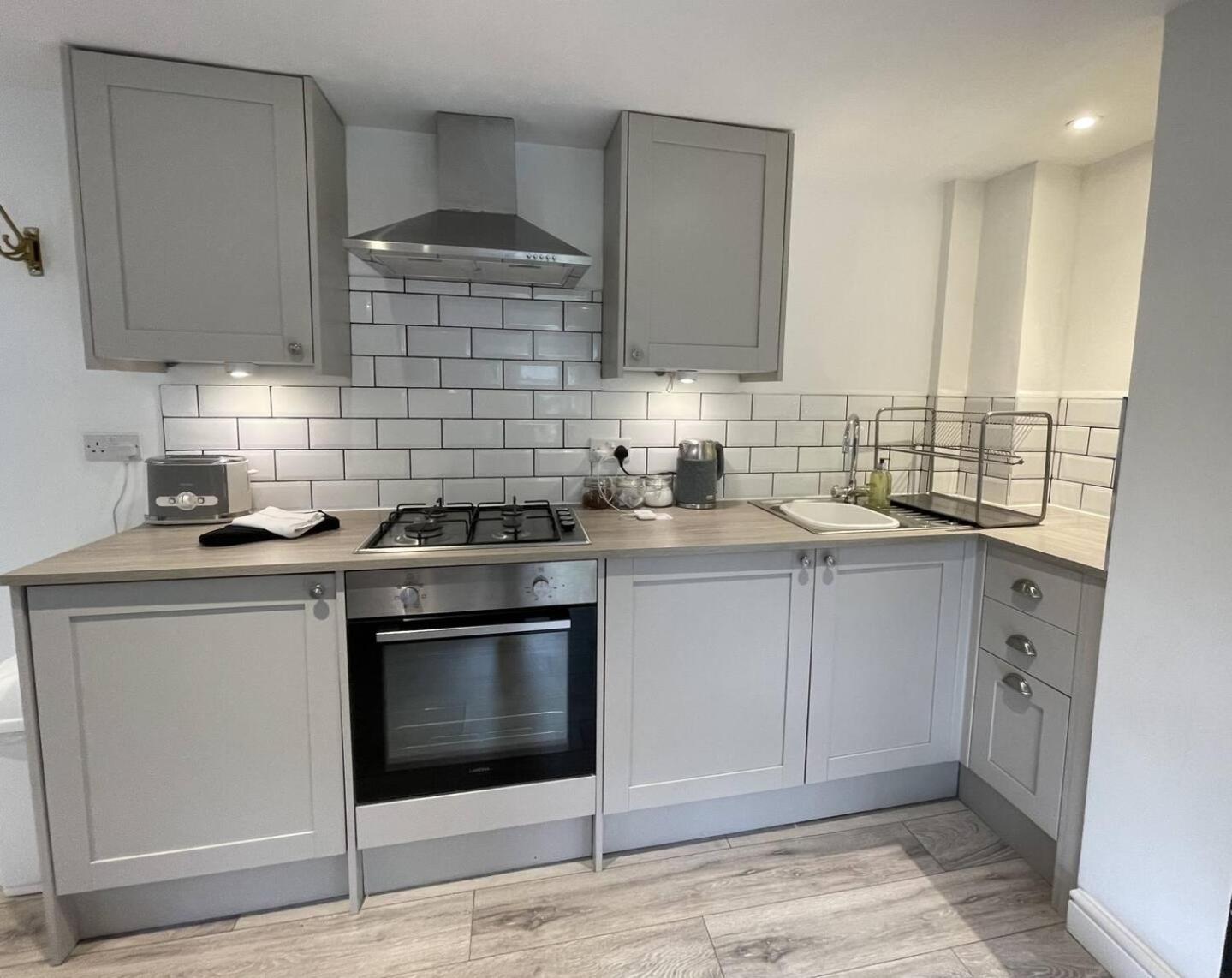 Apartment Contractor, Central, Parking, Longstay Cheltenham