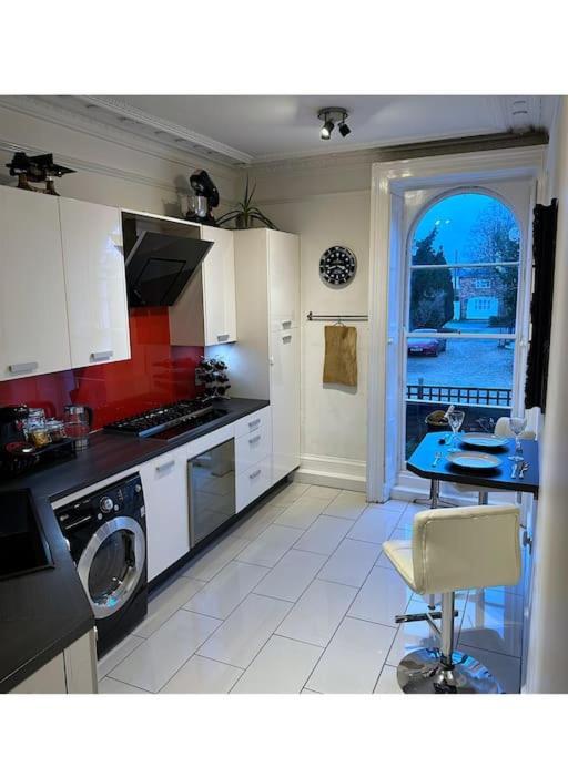 Beautiful & Vast Free Parking Apartment *