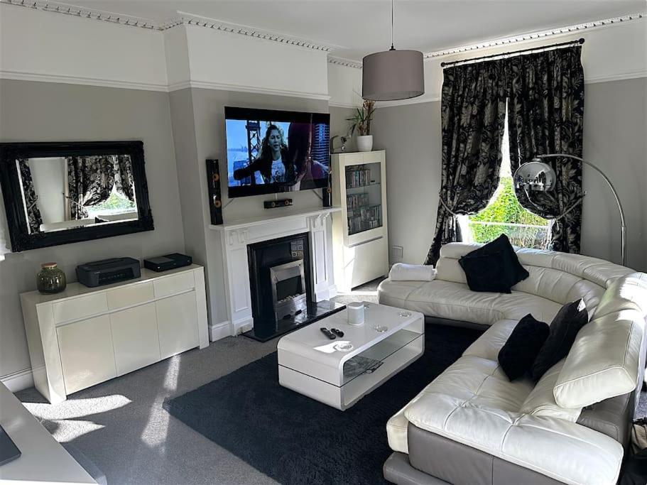 Apartment Beautiful & Vast Free Parking Cheltenham