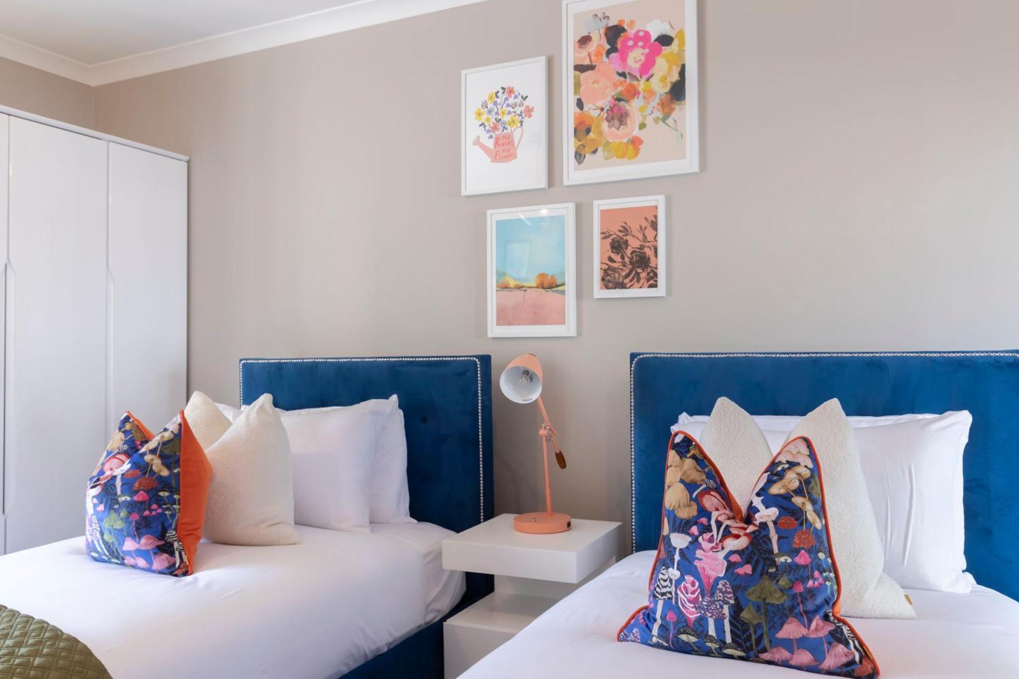 Stylish 5 Bedroom 4 Bathroom Townhouse Holiday home