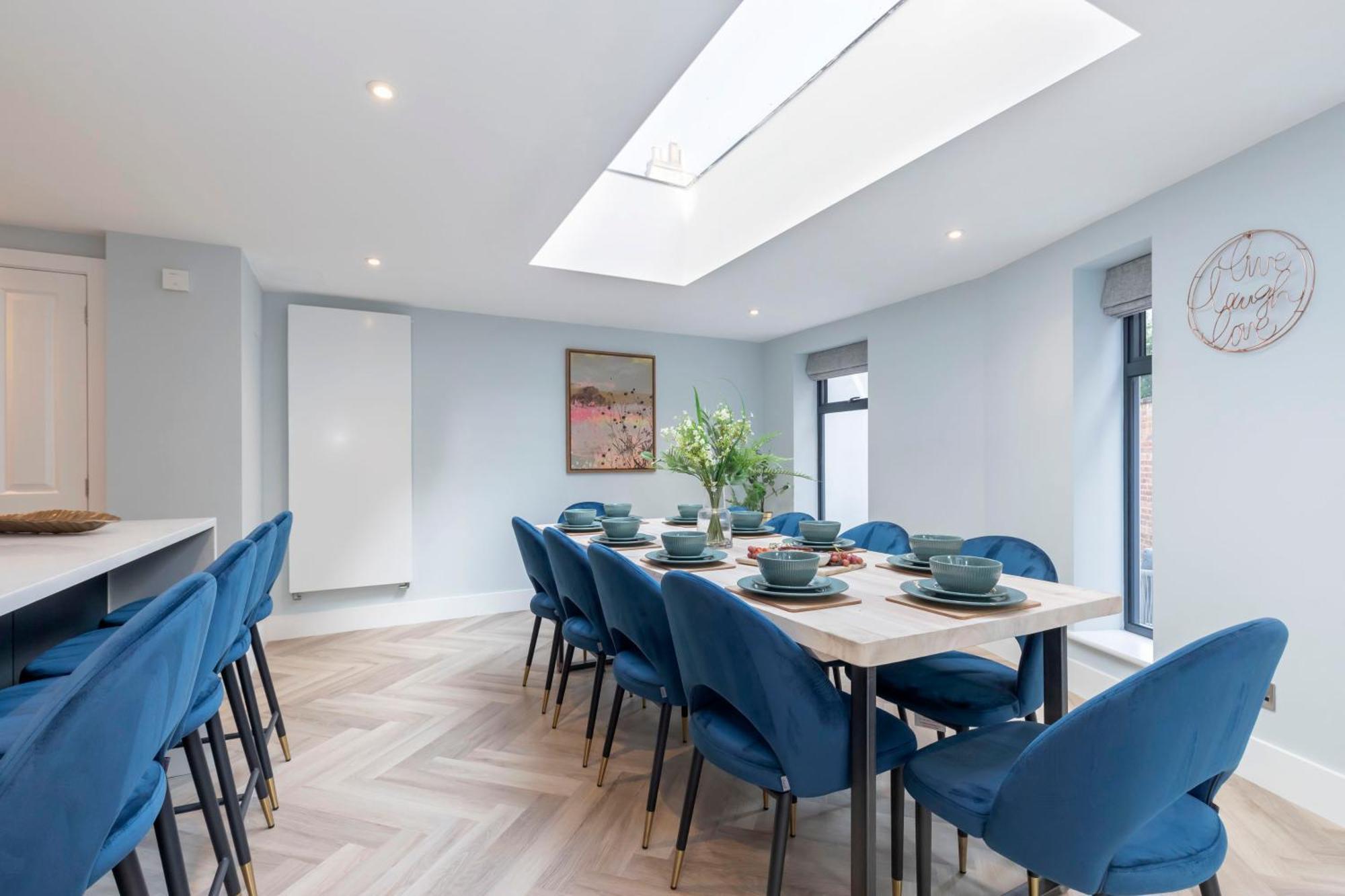 Stylish 5 Bedroom 4 Bathroom Townhouse Cheltenham