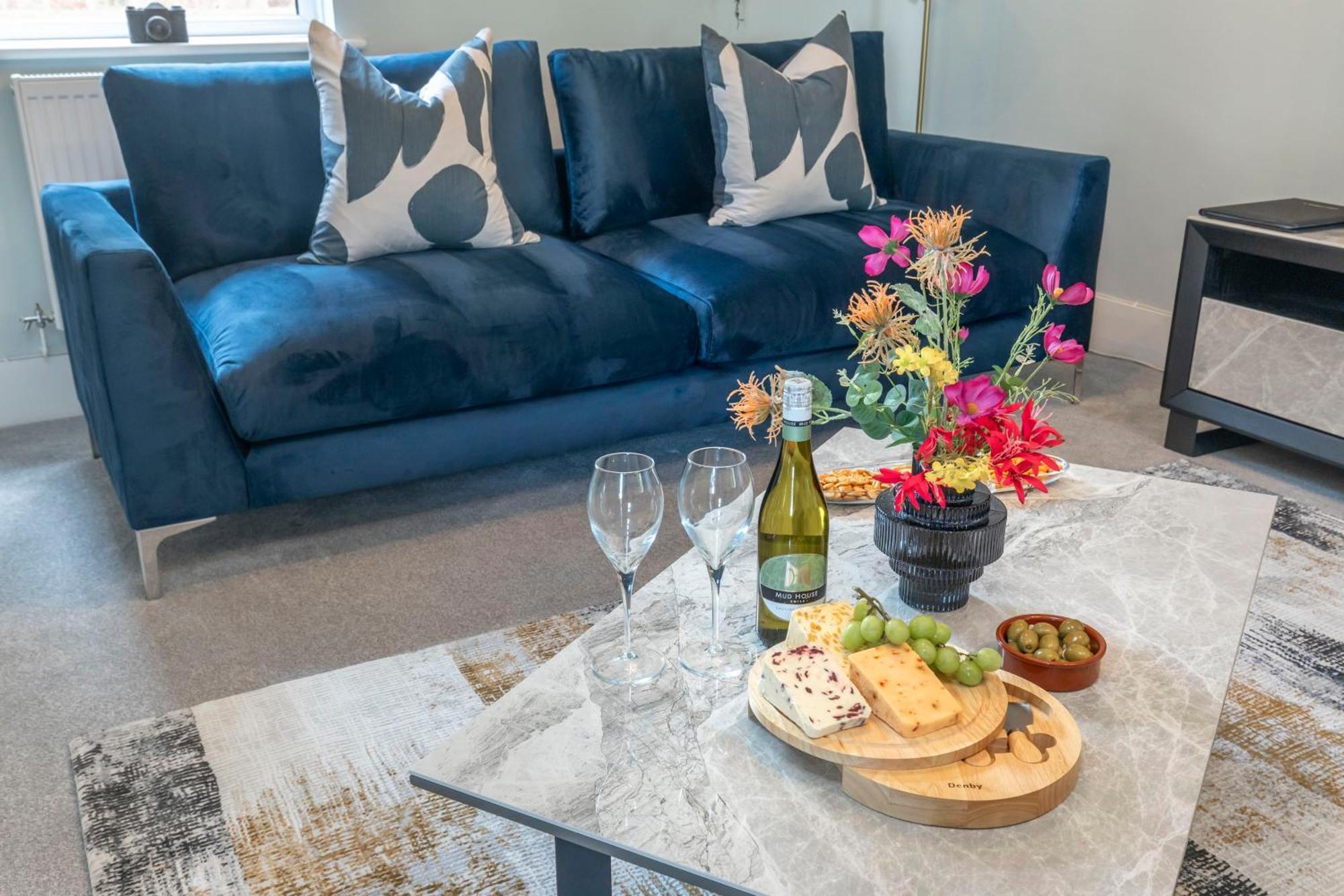 Stylish 5 Bedroom 4 Bathroom Townhouse Cheltenham