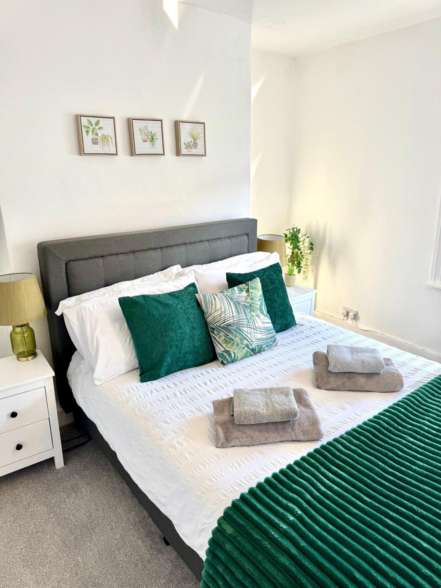 2-bedroom House In Town Centre *