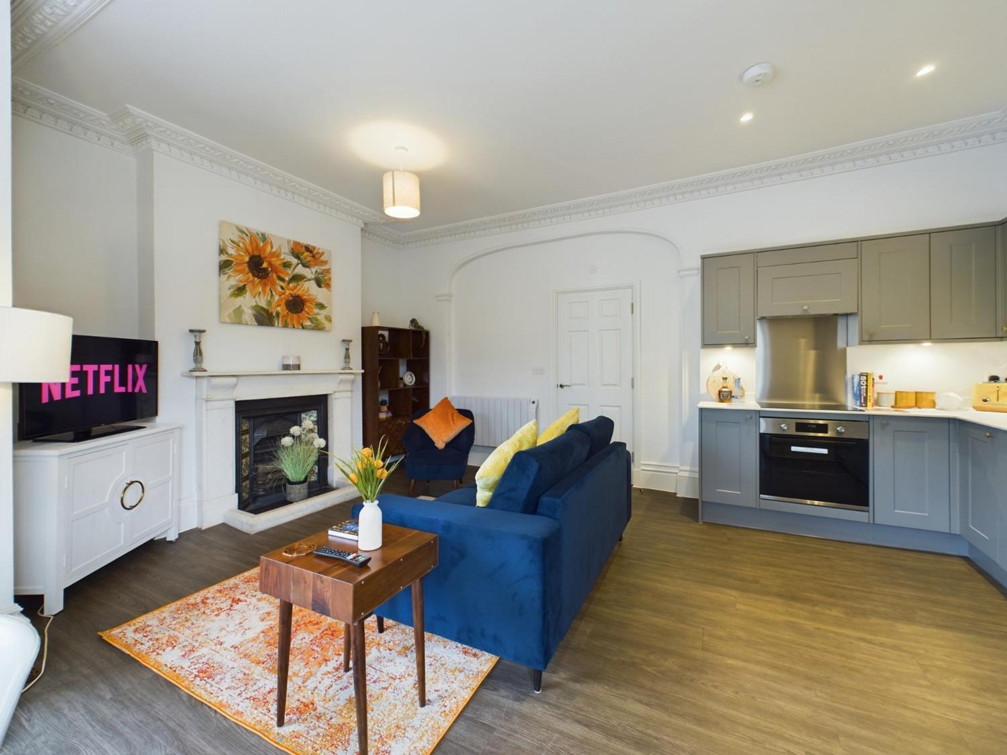 Belle Vue Regency King Size W Free Parking Cheltenham