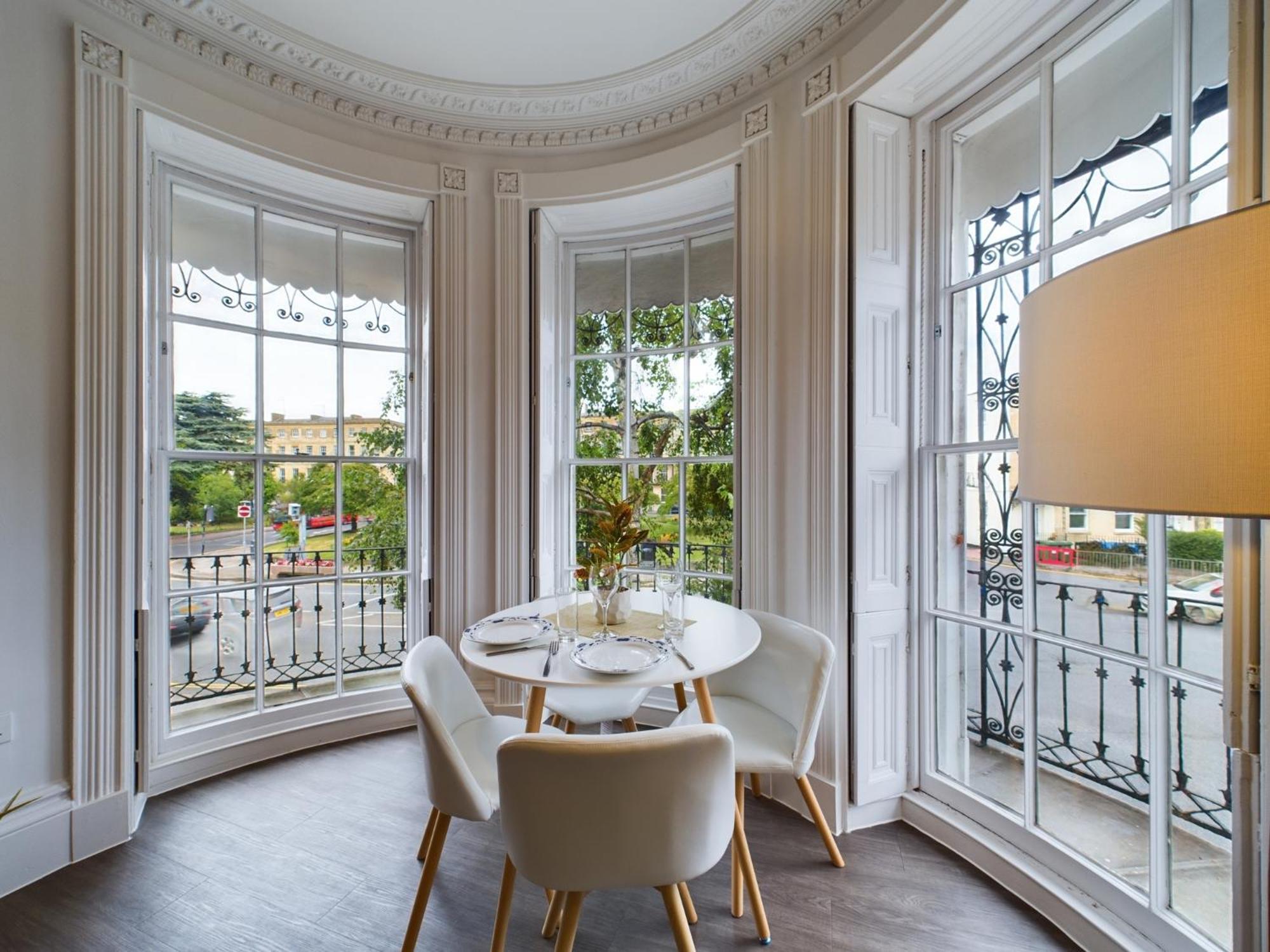Belle Vue Regency King Size W Free Parking Cheltenham