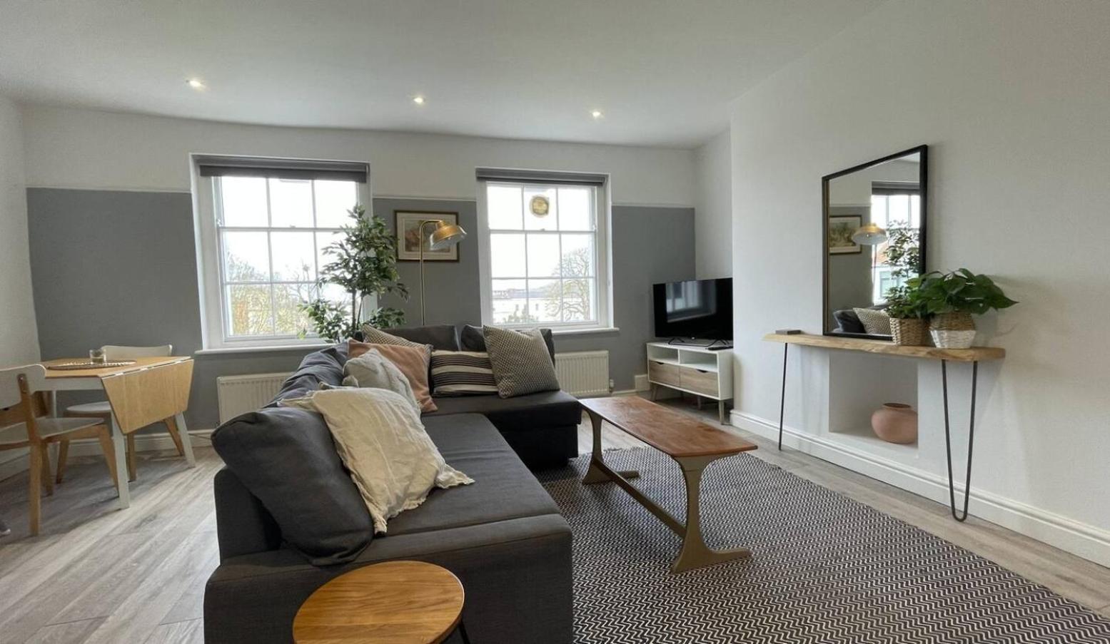 Fabulous Apartment! Spacious, Parking Apartment Cheltenham