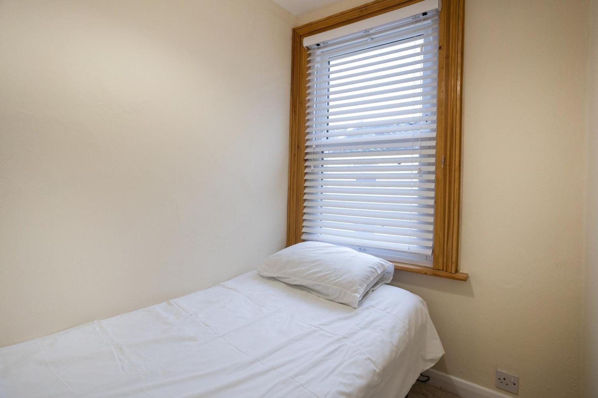 Edwards House, Sleeps 5 In 3 Bedrooms, Bath Road, Holiday home *